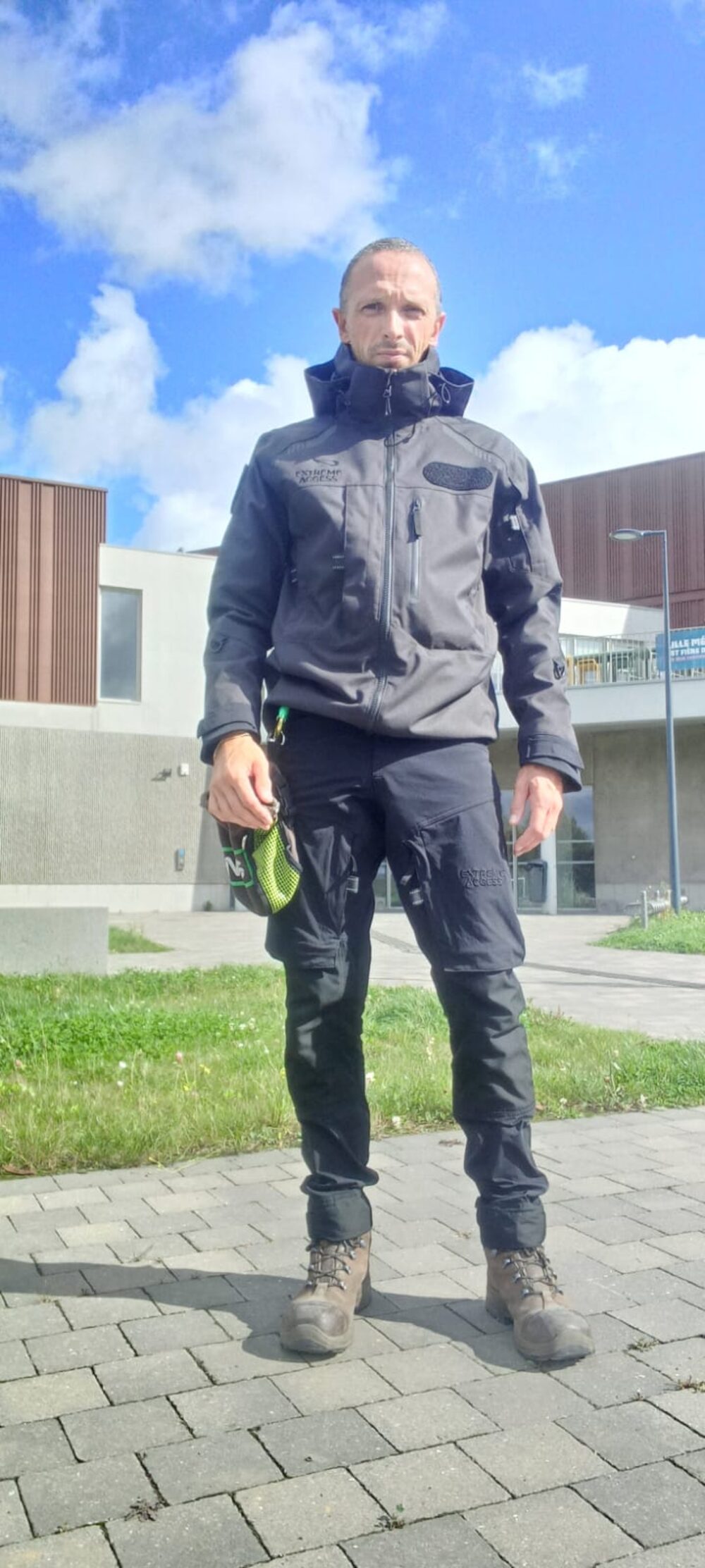 Rope access professional Stéphane wearing Extreme Access workwear